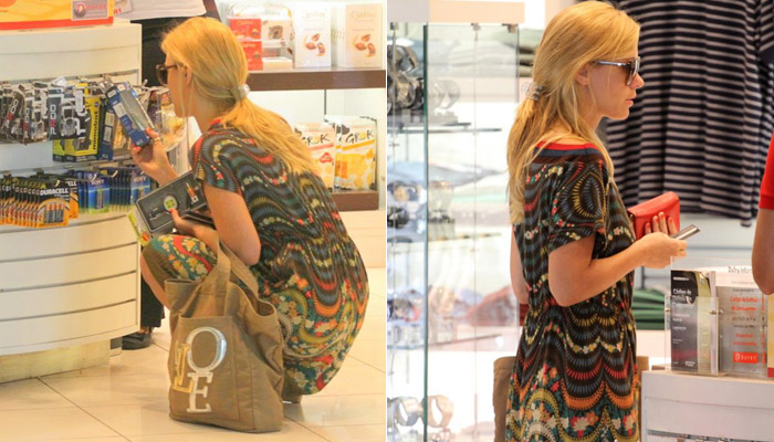 Carolina Dieckmann faz compras em aeroporto