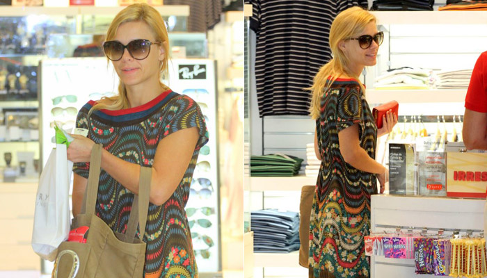 Carolina Dieckmann faz compras em aeroporto