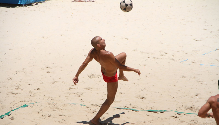 Eri Johnson joga futevôlei na praia