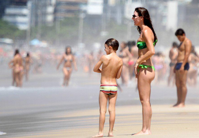 Magrinha, Glenda Kozlowski curte praia com o filho