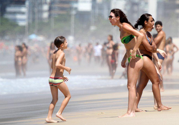 Magrinha, Glenda Kozlowski curte praia com o filho