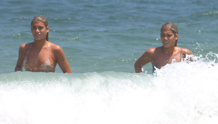Gêmeas do nado se refrescam em mar carioca