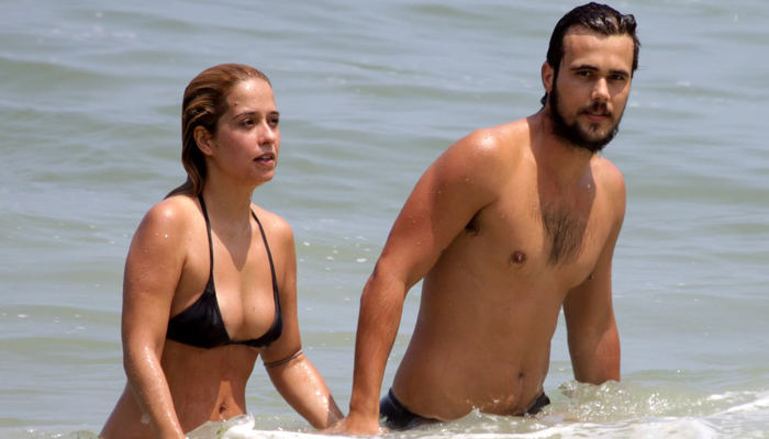 Paloma Duarte e Bruno Ferrari namoram em praia carioca