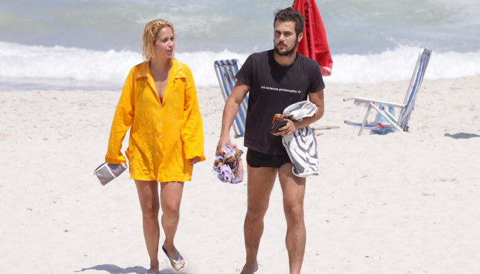 Paloma Duarte e Bruno Ferrari namoram em praia carioca