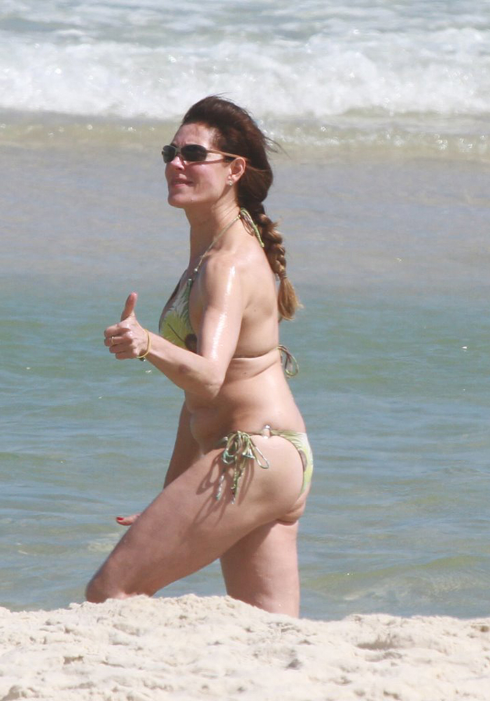 A atriz cumprimentou o paparazo que estava de plantão na praia