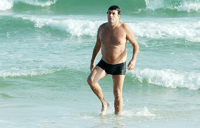 Sérgio Mallandro curte sol em praia carioca