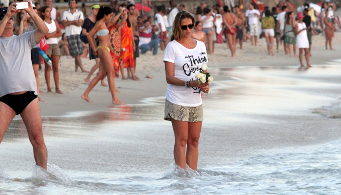 Luana Piovani comemora dia de Iemanjá em praia carioca 