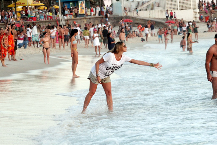 Luana Piovani comemora dia de Iemanjá em praia carioca