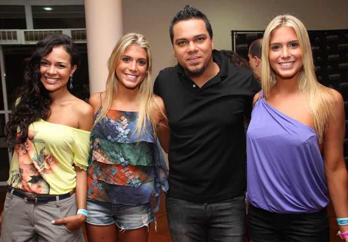 Michelle Martins e as gêmeas Bia e Branca Feres tiraram foto com Bruno, vocalista do Sorriso Maroto