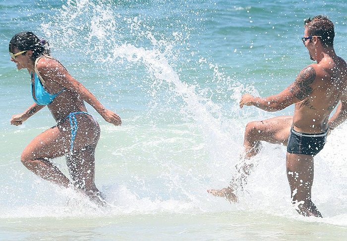 Jaque Khury aproveita dia de sol com o namorado na praia