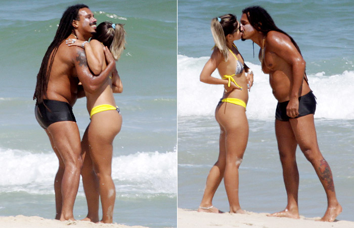Marcelo Falcão curte praia com nova namorada