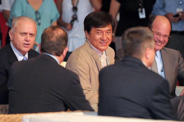Jackie Chan compra avião brasileiro e vira embaixador da Embraer