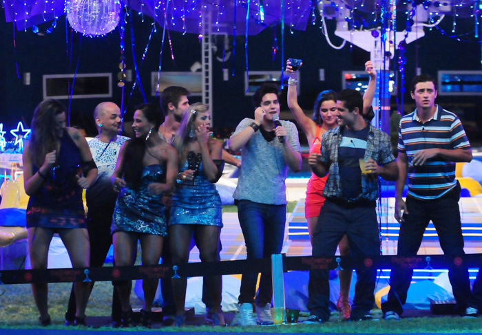 Show de Luan Santana na Festa Tudo Azul animou os brothers