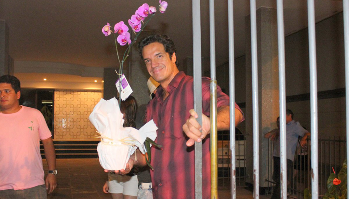 Carlos Machado leva orquídea para sua assessora