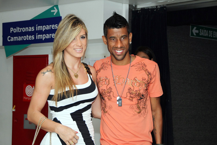 O jogador Léo Moura e a namorada Camila Silva