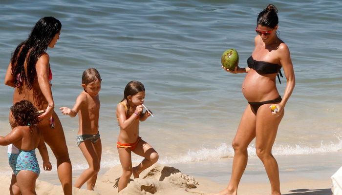 Cynthia Howlett aproveita sábado de sol na praia