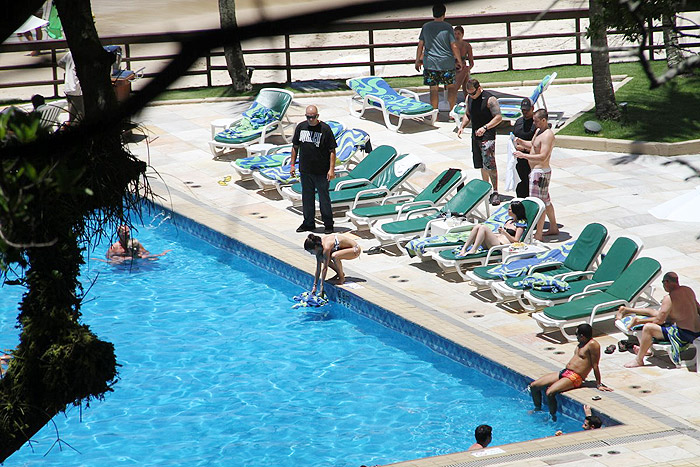 Selena Gomez na piscina do hotel Sheraton