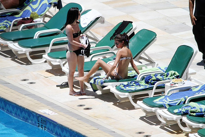Selena Gomez (sentada) curtiu a piscina antes de cantar no Brasil