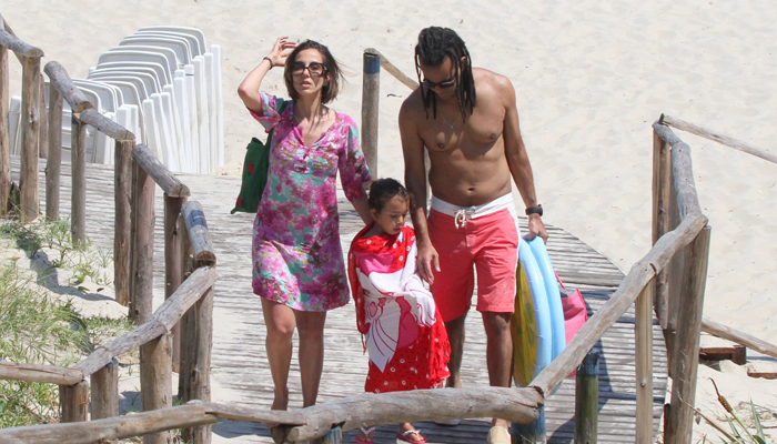 Tânia Khalill vai à praia com a filha e o marido, Jair Oliveira