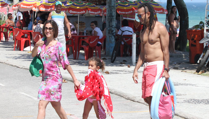 Tânia Khalill vai à praia com a filha e o marido, Jair Oliveira