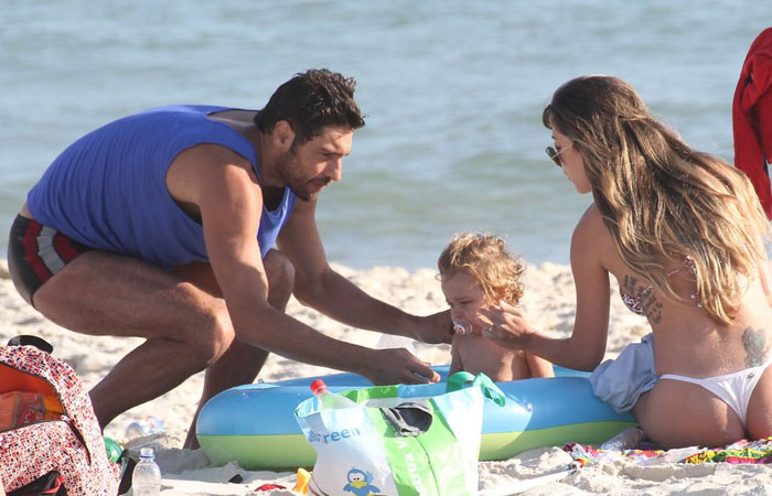 Victor Pecoraro curte praia com a família no Rio - O Fuxico