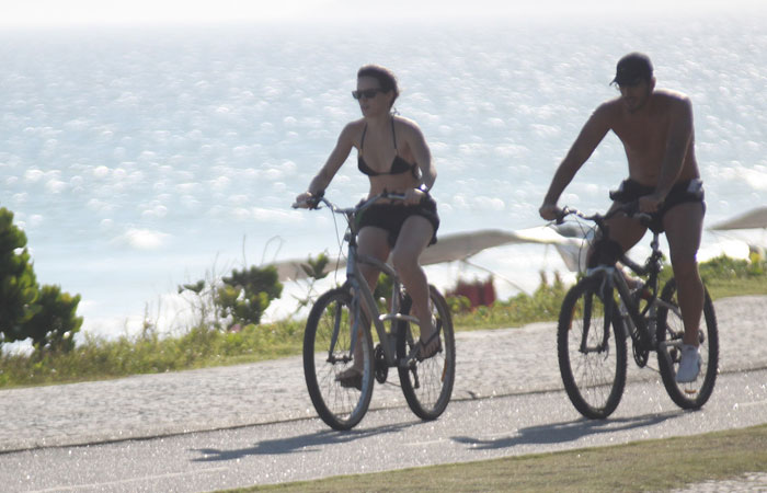 Bianca Bin pedala pela orla da Barra da Tijuca - O Fuxico