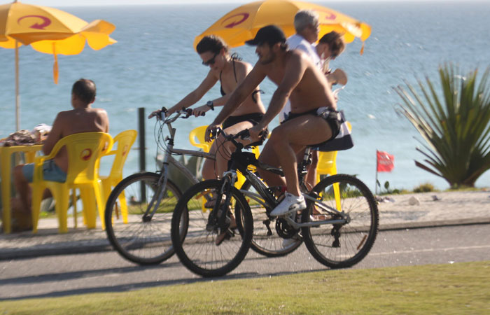 Bianca Bin pedala pela orla da Barra da Tijuca - O Fuxico