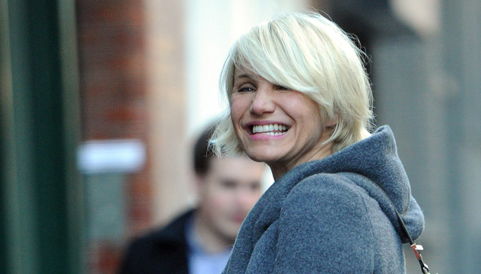 Cameron Diaz faz caretas para provar que não exagerou no Botox