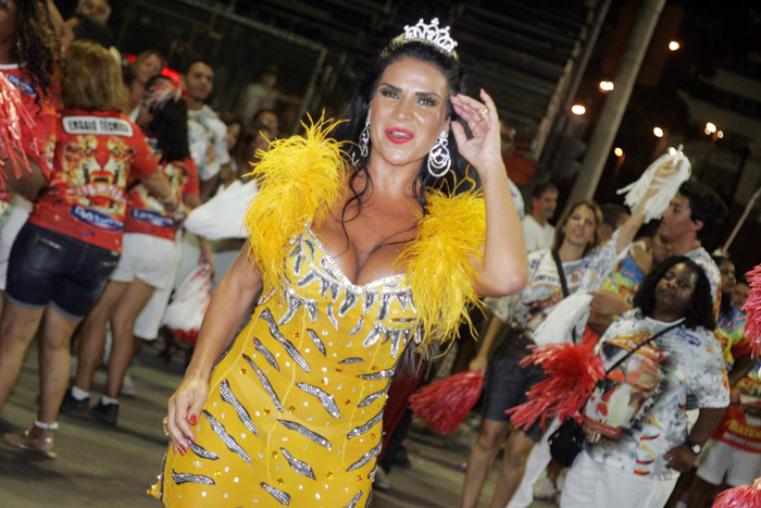 Solange Gomes se acabou de tanto sambar no ensaio técnico da Porto da Pedra no Rio