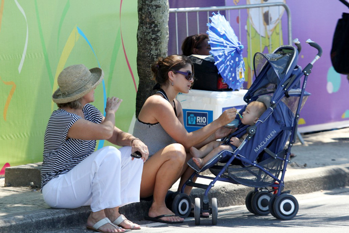 Na companhia da mãe, Priscila Fantin deu papinha para o filho Romeo