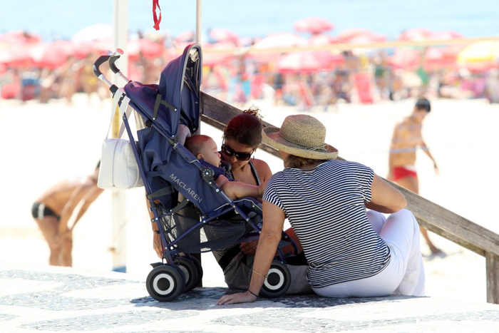 Priscila Fantin com mãe e filho na Barra da Tijuca