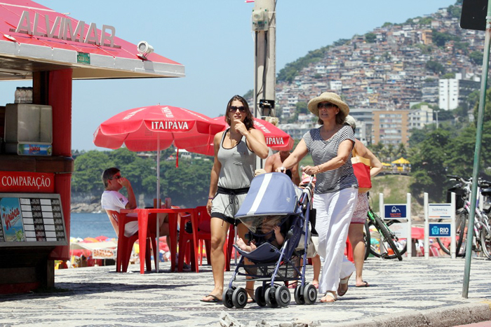 Priscila Fantin curtiu dia dia quente de verão na Barra da Tijuca