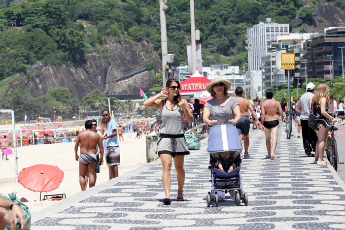 Priscila Fantin foi à praia com a mãe, Silvana, e o filho, Romeo