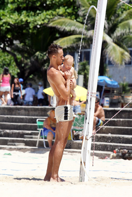 Renam Abreu, marido de Priscila Fantin com o filho do casal, Romeo