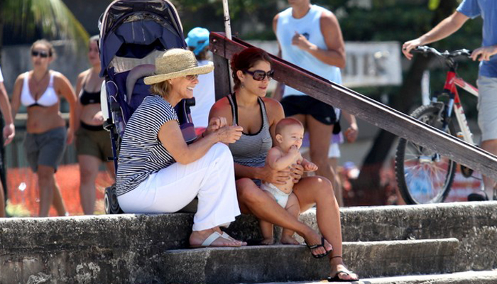 Priscila Fantin curtiu tarde de sol em família