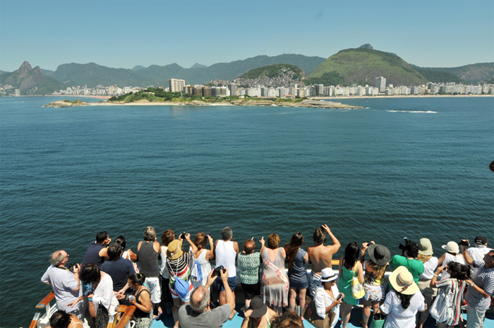 Passageiros curtem a paisagem na chegada do Cruzeiro Emoções em Alto Mar à baia de Copacabana