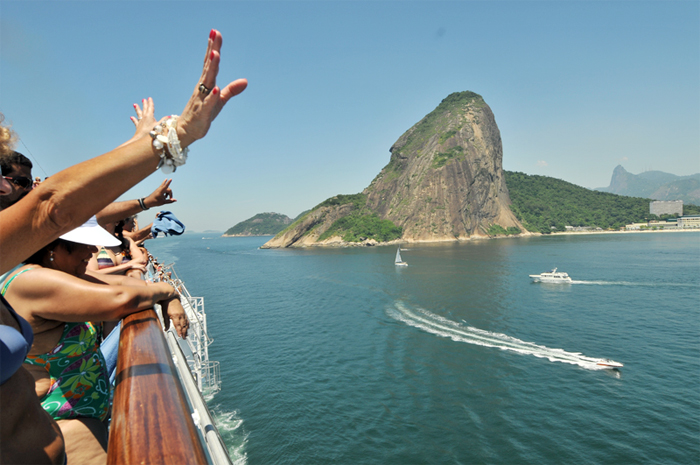 Passageiros curtem a chegada do Cruzeiro Emoções em Alto Mar à baia de Copacabana