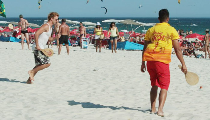 Cássio Reis joga frescobol em praia carioca