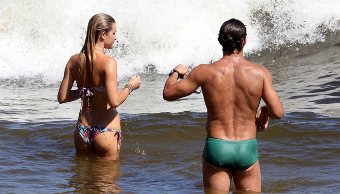 Fiorella Matheis foge do calorão carioca na Barra da Tijuca