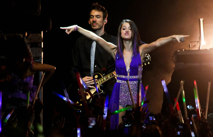 Selena Gomez arrasa em show no Via Funchal - O Fuxico