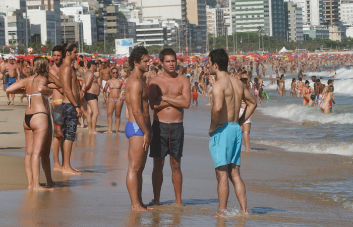 Paulo Rocha exibe boa forma em praia do Leblon - O Fuxico