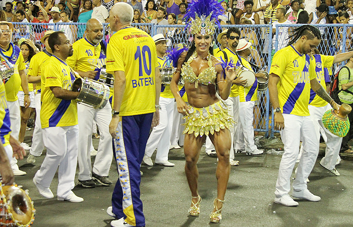 Gracyanne se esbalda no ensaio da Unidos da Tijuca