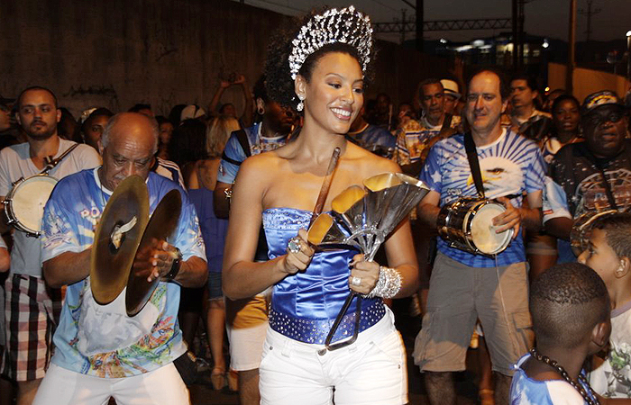 Sheron Menezzes samba na rua com a Portela