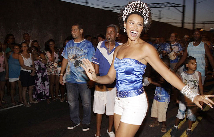 Sheron Menezzes samba na rua com a Portela