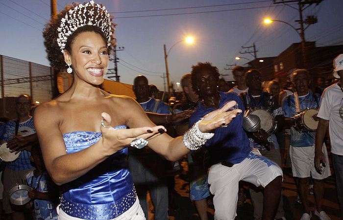 Sheron Menezzes samba na rua com a Portela