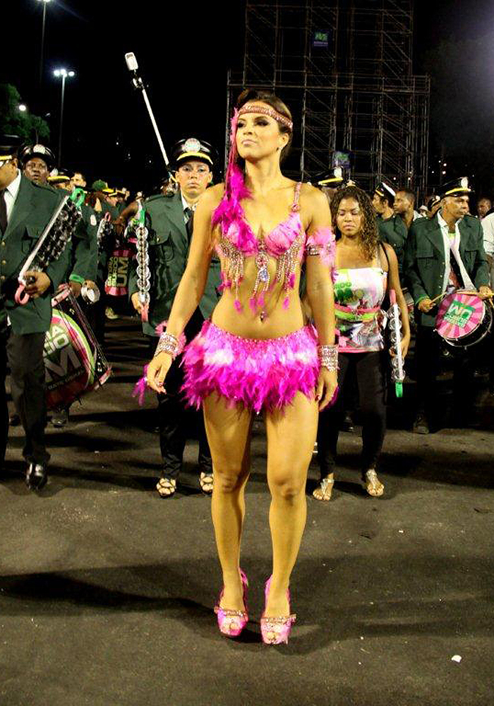 Renata exibiu suas curvas durante o ensaio.