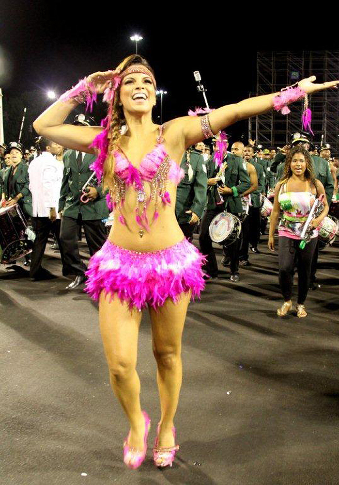 A dançarina mostrou que está pronta para o Carnaval.