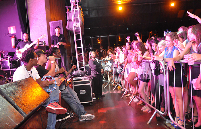 Rafael Zulu dança em show da banda de Thiago Martins 