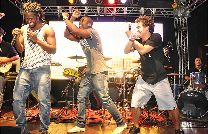 Rafael Zulu dança em show da banda de Thiago Martins 