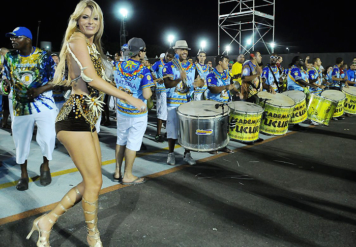 Caroline Bittencourt junto com os ritmistas da escola